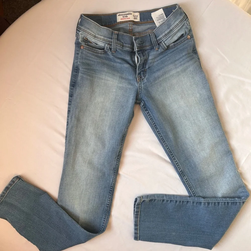 Abercrombie skinny jean medium wash, size 11/12 - Picture 3 of 3